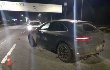 На трассе Киев-Чоп водитель Porsche нарушил правила движения и переехал полицейского