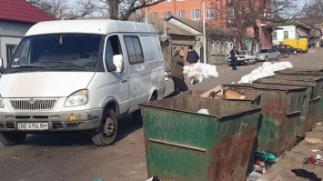 Опознали и наказали мужчину, который сбрасывал на Сенной строительный мусор