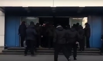 Переломанные ноги и слезоточивый газ: рейдеры пытались захватить автосалон в Киеве