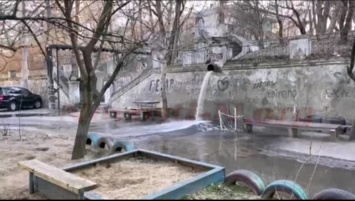 В центре Николаева прорвало водопровод - вода текла несколько часов. Видео