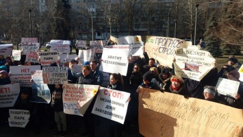 На Таирова тоже перекрывали движение: активисты вместе с Зе-нардепом протестовали против незаконной застройки зеленых зон