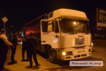 В Николаеве полицейские задержали пьяного водителя, управлявшего зерновозом