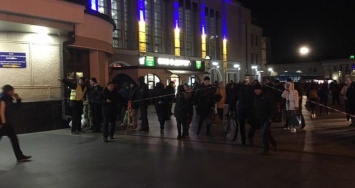 ЧП в Киеве: столичный вокзал заминирован, вокруг царит паника и хаос