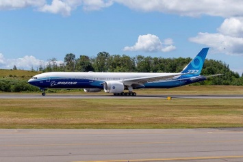 Новый Boeing 777X впервые поднялся в воздух