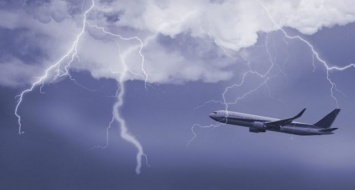 Пассажиры рыдали и прощались с жизнью: над Львовом молния угодила прямо в самолет - подробности