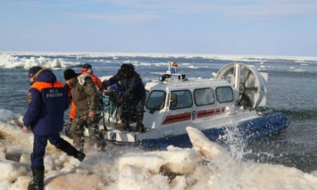 На российском Сахалине около 600 рыбаков оказались на оторвавшейся льдине