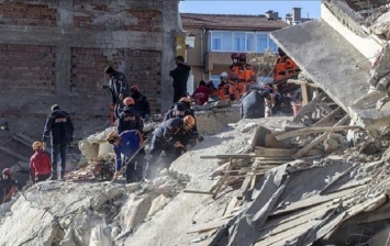 Люди разбегались в панике, рушились дома: мощное землетрясение в Турции унесло десятки жизней - жуткие кадры