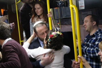 Пара влюбленных отметила свадьбу в одесском трамвае