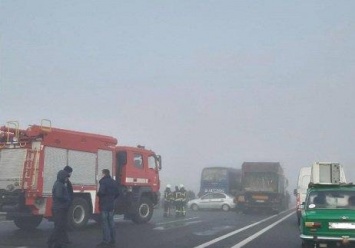 На трассе Одесса-Киев масштабное ДТП: столкнулись фура, автомобили и автобус (видео)