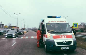 «Переходили по переходу»: под Днепром авто сбило женщину с ребенком