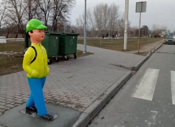 В Днепре возле пешеходного перехода установили фигуры детей