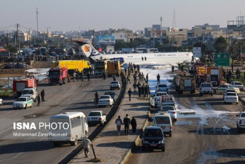 В Иране пассажирский самолет вкатился на шоссе