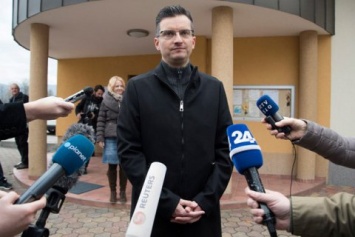 Премьер-министр Словении и глава Минфина подали в отставку