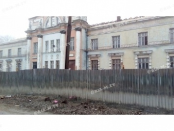 Не узнать - вокруг старинного Дворца культуры в Мелитополе демонтировали все деревья (фото)