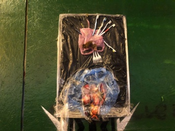 В Киеве появилась уличная выставка картин из мусора. Фото