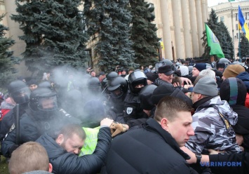 Возле Харьковской ОГА произошли столкновения, пострадали журналист и полицейский