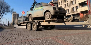 В Запорожье заметили уникальный ретро-автомобиль с пластиковым кузовом - видео