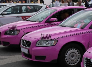 Мужчин не пустят: В Киеве запустили "розовое" такси