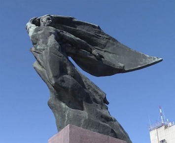 В Запорожской области Институт нацпамяти требует снести памятник перед мэрией