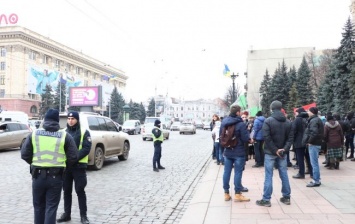 В Харькове возле ОГА митинг закончился дракой, неизвестные распылили слезоточивый газ