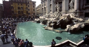 Власти Рима установят забор вокруг фонтана Треви