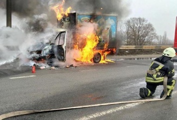 На трассе под Киевом загорелся грузовик