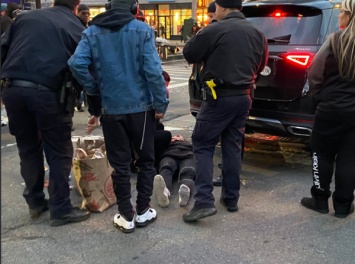В Нью-Йорке прохожие вытащили женщину из-под джипа, подняв его: видео спасения