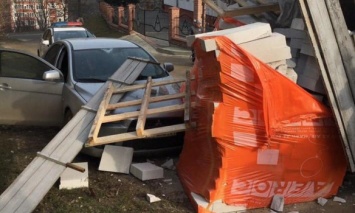 В Тернополе водитель грузовика случайно сбросил стройматериалы на легковушку