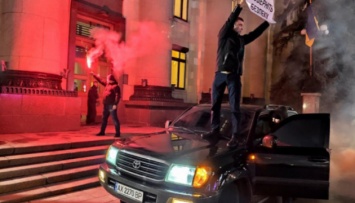 В Харькове оштрафовали протестующего, который загнал машину на тротуар под ОГА