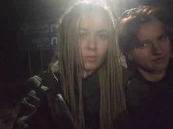 Скандал с российским сериалом: активисты ночью пришли встречать автобус, с которого высадили двух волонтерок