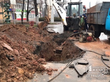 В Кривом Роге коммунальщики устраняют порыв водопровода в центре города