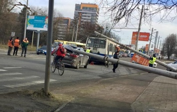 Во Львове две бетонных столба рухнули на троллейбус и авто