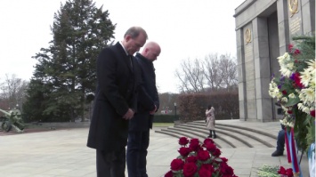 Почтил память героев: Виктор Медведчук возложил цветы к мемориалу советским воинам в Берлине