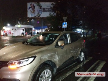 В Николаеве неизвестный автомобиль сбил двух пешеходов, протаранил «Рено» и скрылся