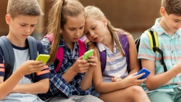 В школу - без смартфонов: в Раде зарегистрировали законопроект, который запрещает мобильные телефоны в школах