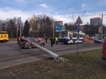 Во Львове две электроопоры одна за другой упали на троллейбус и автомобиль