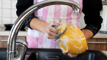 Посуду мыть - любовь закрыть: Уборка в чужом доме разрушает женское счастье