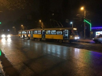 Опасный Днепр: трамвай уехал с рельс, а напротив речпорта едва потушили автобус