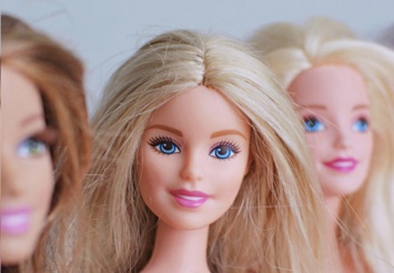 Без волос, с пятнами и с протезом: в серию запустили инклюзивные куклы Барби. Фото