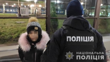 На Центральном ж/д вокзале в Киеве две девушки ограбили прохожую: подробности