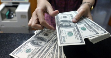 Утренний скачек доллара вызвал ажиотаж в обменниках: такого курса никто не ждал