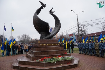 Годовщина легендарного сражения под Крутами: николаевцы почтили подвиг молодых украинцев (ФОТО)