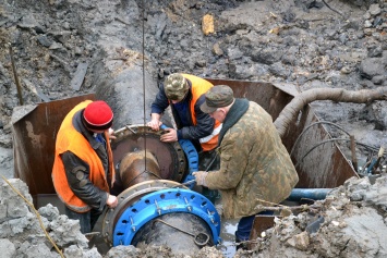 На Пересыпи прорвало магистральный водопровод: вода подтопила соседние дома