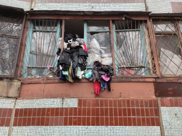 В Днепре жилмассиве Тополь-3 женщина завалила свою квартиру мусором