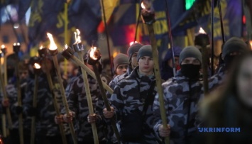 По центру Харькова прошло факельное шествие в честь Героев Крут