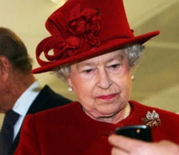 У королевы Елизаветы II есть личный iPad и тайный аккаунт на Facebook (Фото)