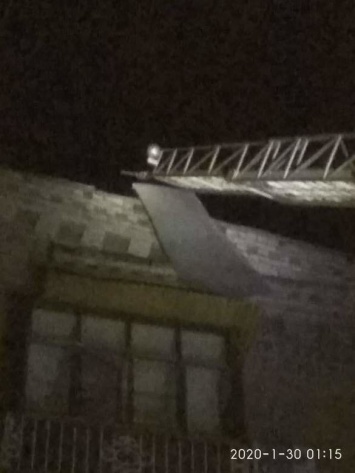 В Запорожье из-за сильного ветра с крыш многоэтажных домов сорвало металлические листы