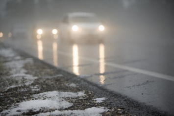 Украинским водителям напомнили о гололедице и мокрых дорогах