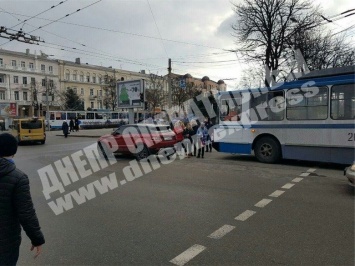 ДТП с троллейбусом в центре Днепра: движение транспорта затруднено, - ФОТО