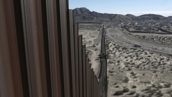 Сильный ветер разрушил часть "стены Трампа" на границе США и Мексики